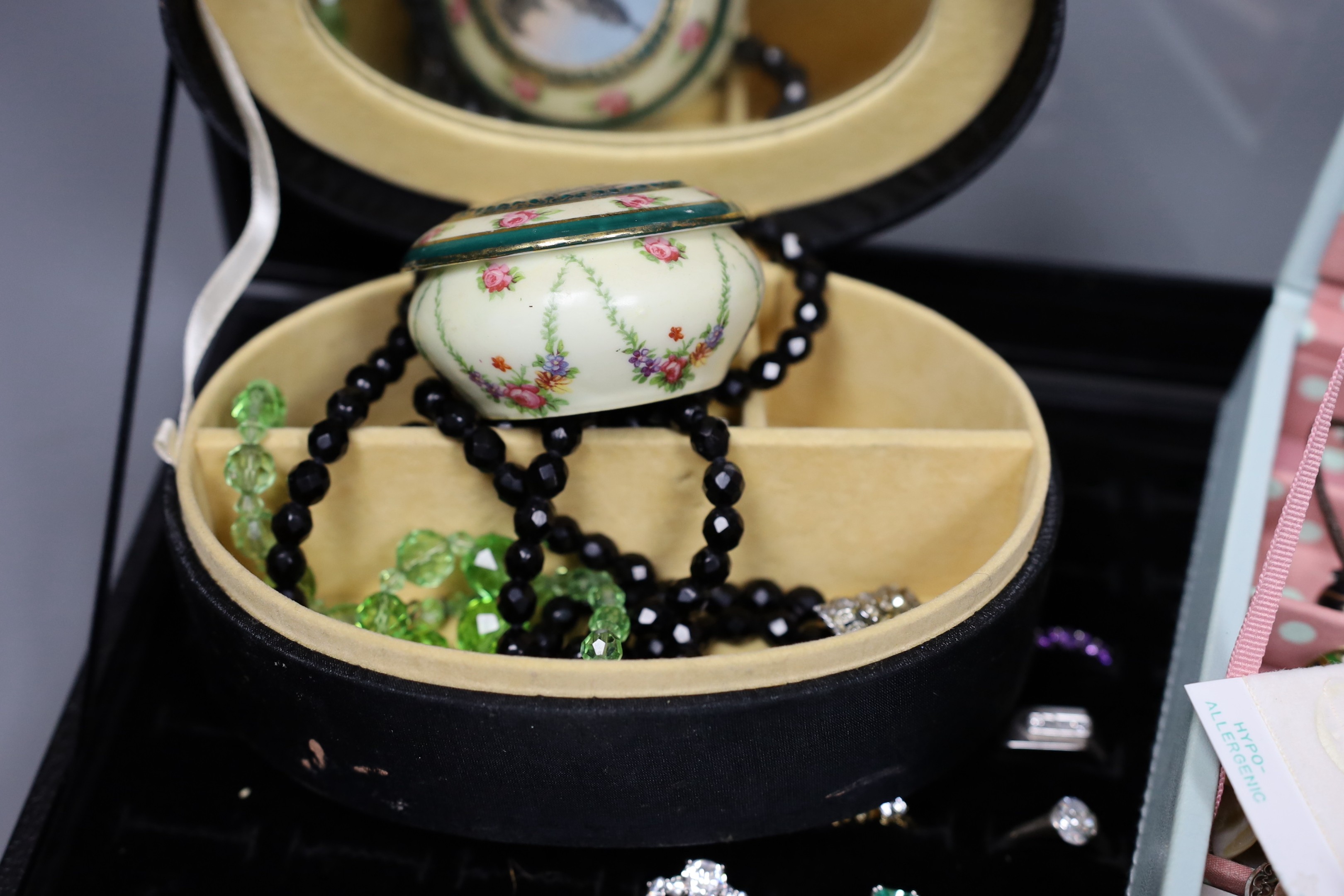 A quantity of assorted semi-precious and costume jewellery